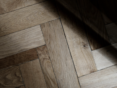 Houten vloer renovatie: hoe gaat dat in zijn werk?