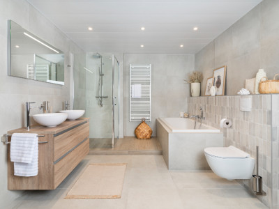 Ontspannen in stijl: luxe badkamerideeën met een bad en regendouche