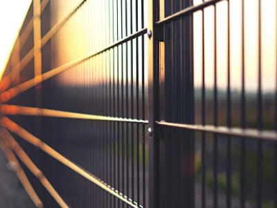 Waarom zou je een stalen hekwerk laten plaatsen?