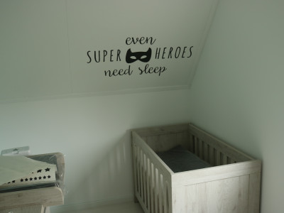 Stickers drukken voor de babykamer: trends 2025