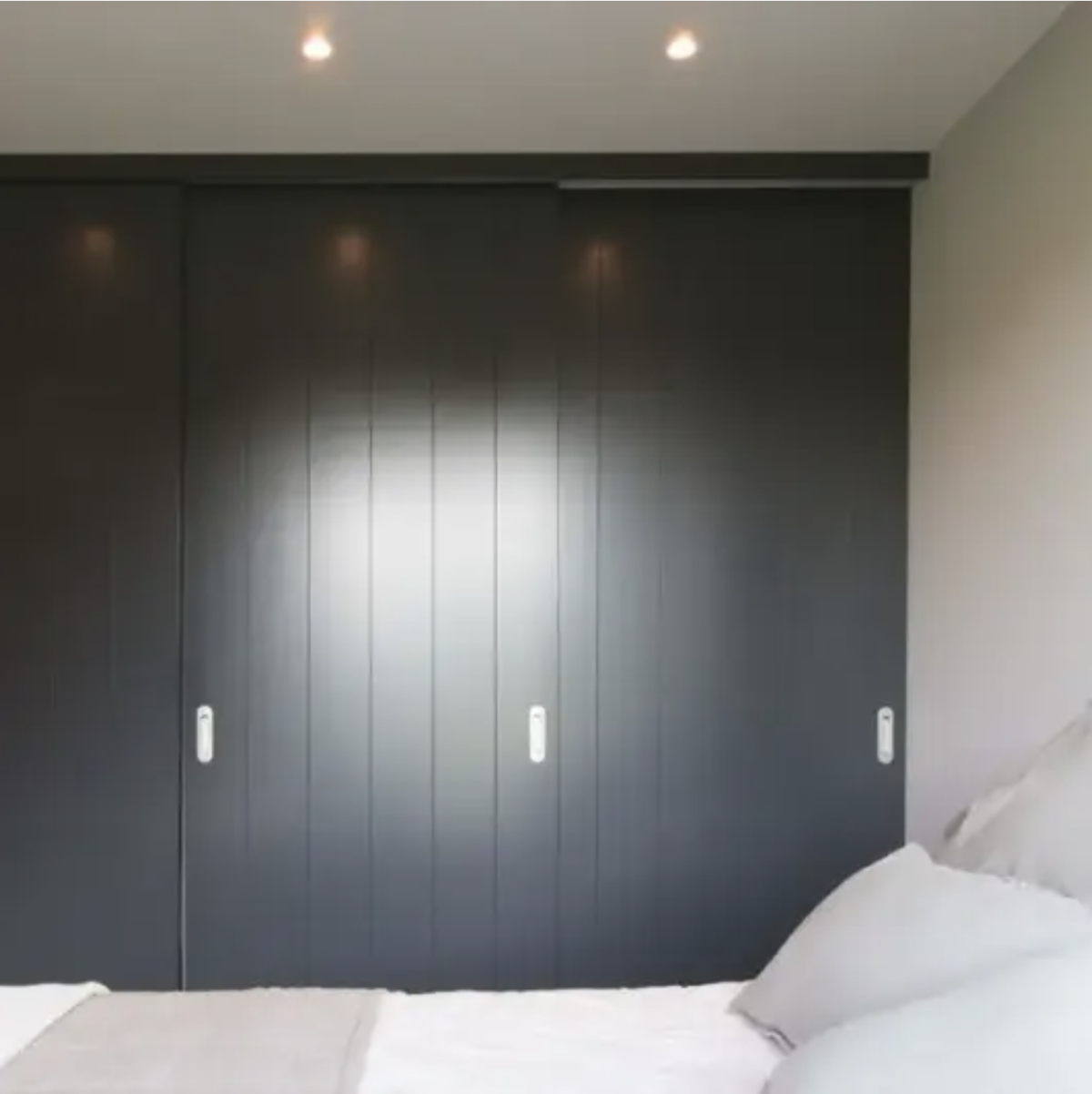 Zo houd je een kleine slaapkamer ruimtelijk én praktisch