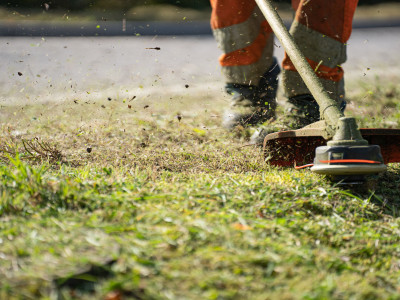 Slim en veilig werken met een bosmaaier rond huis en bouwproject