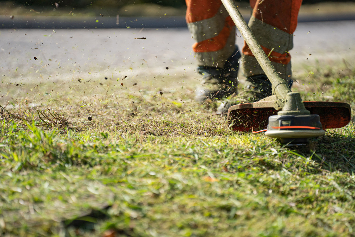 Slim en veilig werken met een bosmaaier rond huis en bouwproject